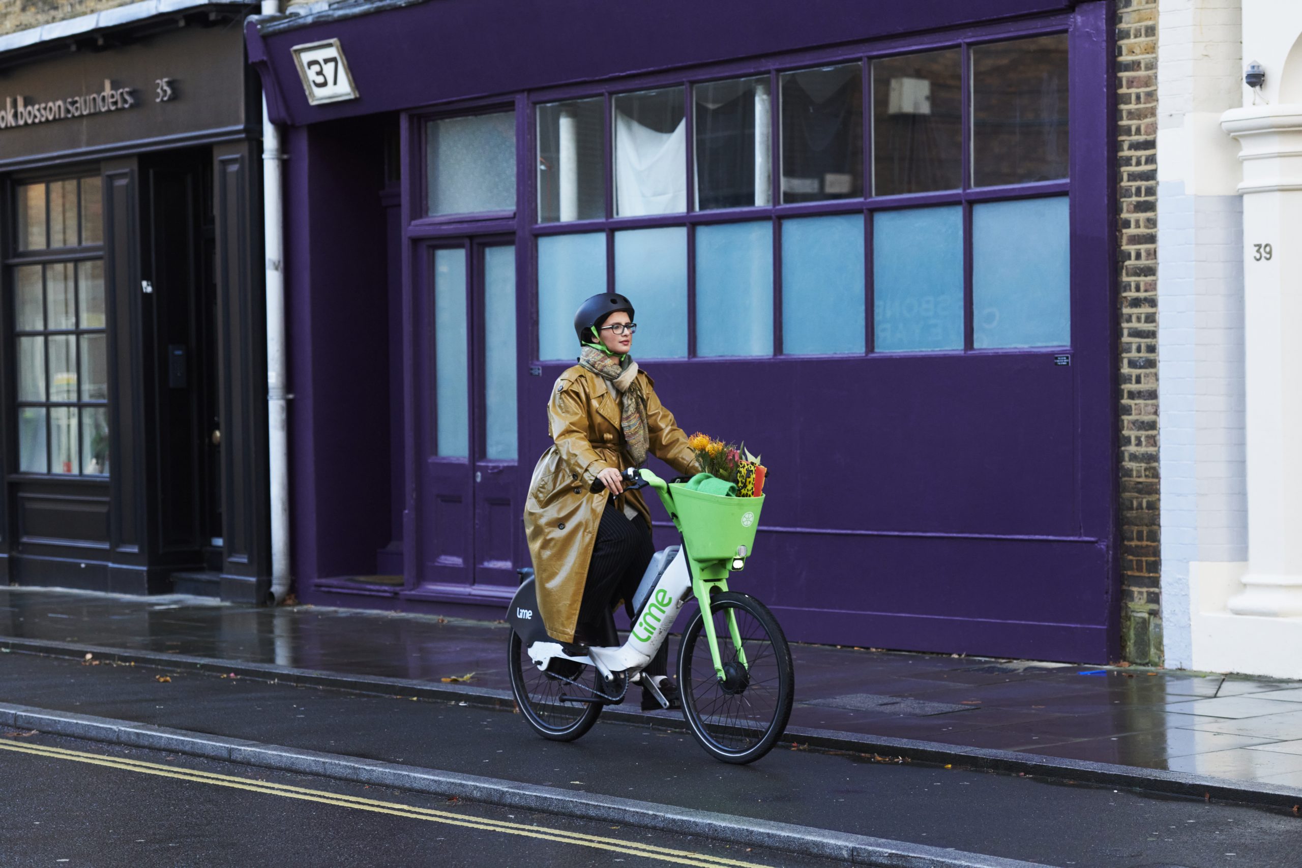 Dominic Marley Lime Bike 2023 276882 scaled One in five women feel safe cycling alone at night, Lime's Tackling the Gender Pedal Gap report reveals